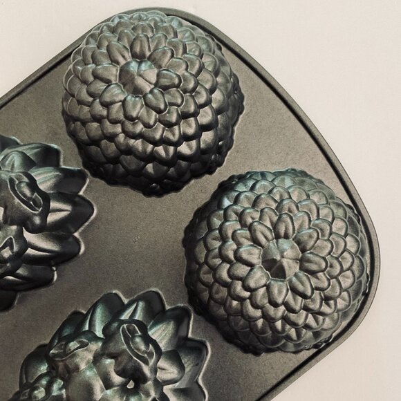 NORDIC WARE Floral Mini Cakes 6 Cup Molds NWT - Picture 2 of 10